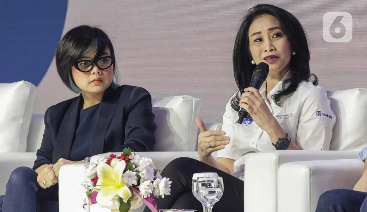 Direktur Konsumer BRI, Handayani (kanan) memberikan paparan saat menjadi pembicara dalam BRILIANPRENEUR 2019 di JCC, Jakarta, Sabtu (21/12/2019). Handayani mengatakan, BRI mendorong produk UMKM dalam negeri bisa bersaing di pasar global agar bisa diekspor. (Liputan6.com/Faizal Fanani)