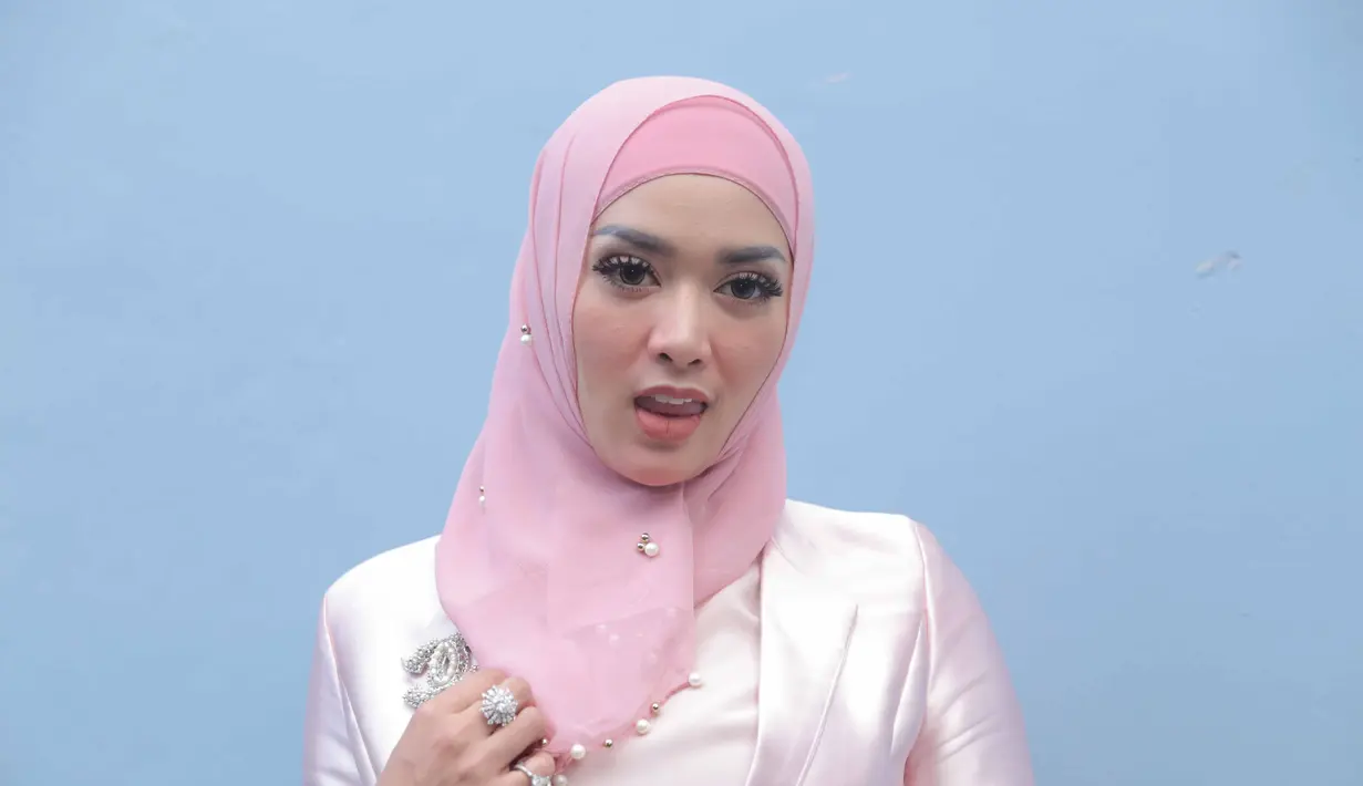 "Alhamdulillah semua sudah selesai. Nggak perlu saling menyakiti lagi. Sekarang beliau (Lucky Hakim) sudah jadi duda dan saya jadi janda baru," kata Tiara Dewi ditemui di kawasan Tendean, Jakarta Selatan, Rabu (6/9/2017). (Nurwahyunan/Bintang.com)