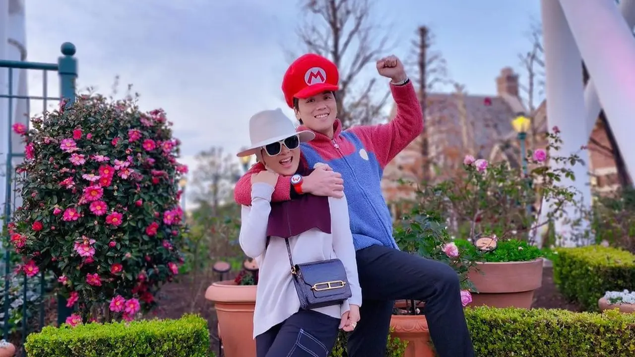 Jadi Mario Bros, 7 Potret Liburan Reino Barack dan Syahrini di Taman Bermain