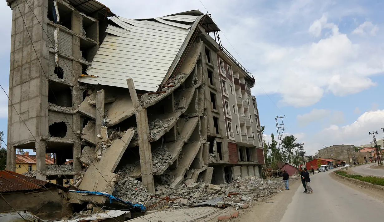 Bangunan rusak dan hancur akibat bentrokan antara pasukan keamanan Turki dan gerilyawan Kurdi di Yuksekova, provinsi tenggara Hakkari , Turki , 30 Mei 2016. Bentrokan yang terjadi ini telah berlangsung puluhan tahun lamanya. (REUTERS / Sertac kayar)