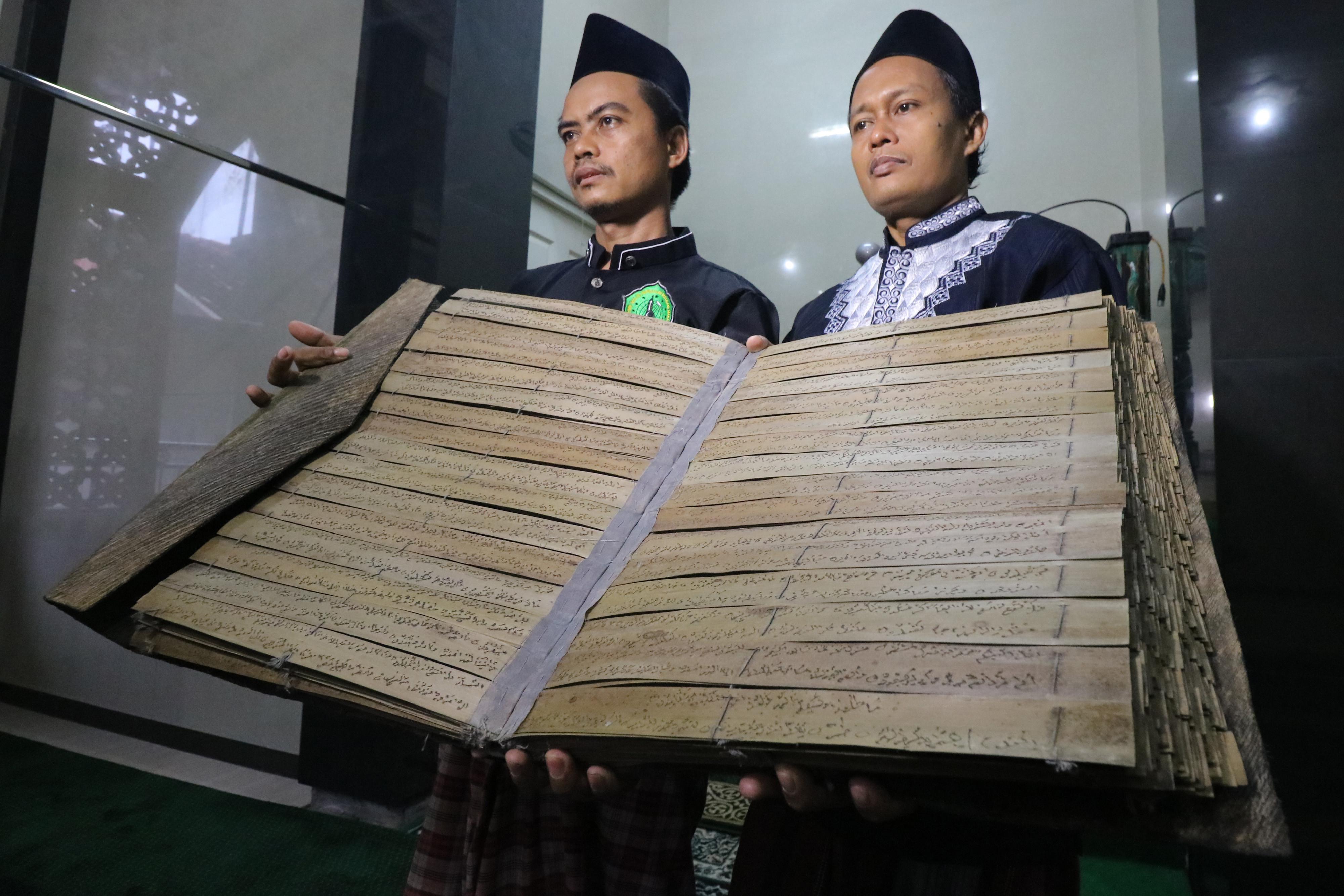 Alquran itu diberikan pria misterius pada 2011 silam, beberapa hari sebelum masuk bulan Ramadan. (Liputan6.com/Dhimas Prasaja).