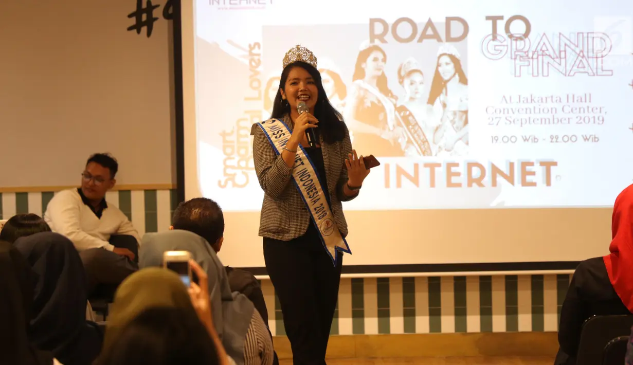 Miss Internet Indonesia 2018 Nathasya Juli Silaen saat Media & Influencer Gathering Miss Internet 2019 di Go Works Setiabudi, Jakarta Selatan, Rabu (19/9/2019). Miss Internet 2019 kembali digelar untuk mengkampanyaken internet positif kepada masyarakat. (Liputan6.com/Angga Yuniar)