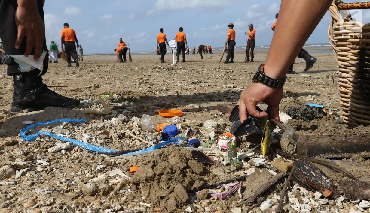 Masyarakat bersama pelajar dan TNI-Polri melakukan bersih-bersih sampah di Pantai Lamaru, Balikpapan, Kalimantan Timur, Selasa (23/7/2019). Pertamina dan Bhayangkari mengajak masyarakat Balikpapan untuk peduli lingkungan agar tidak membuang sampah sembarangan. (Liputan6.com/Angga Yuniar)