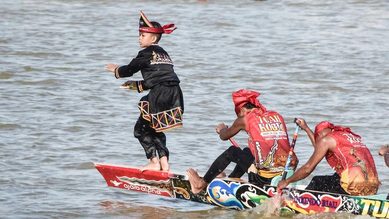 Foto: Aksi Penari Cilik Dikha Warnai Semarak Pacu Jalur di Sungai Kuantan