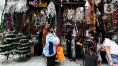 Warga berburu dekorasi dan pernak-pernik Natal di Pasar Asemka, Jakarta, Rabu (16/12/2020). Jelang Natal, masyarakat Ibu Kota yang merayakannya mulai berburu dekorasi dan pernak-pernik, dengan tujuan mempercantik rumah mereka saat perayaan 25 Desember 2020. (Liputan6.com/Johan Tallo)