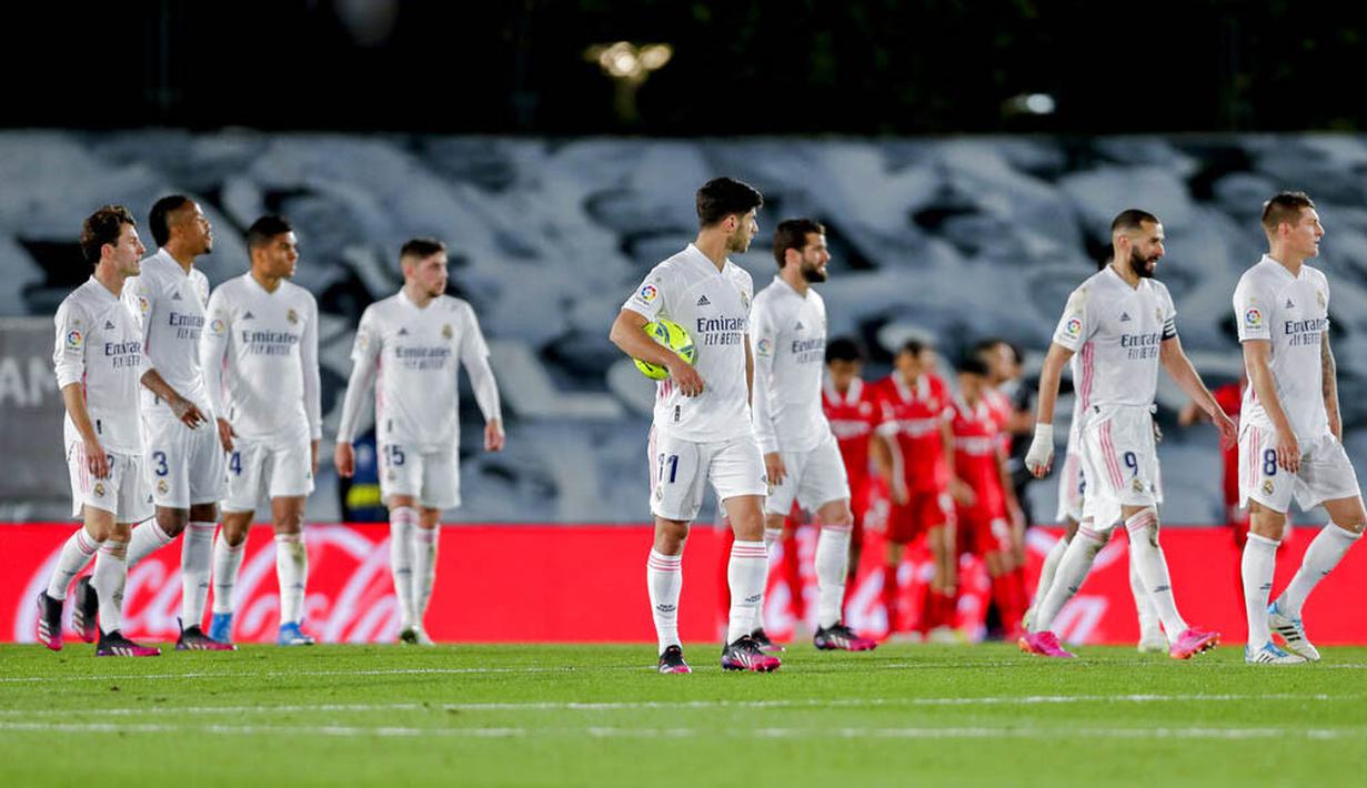 Para pemain Real Madrid tampak lesu usai gagal menaklukkan Sevilla pada laga Liga Spanyol di Stadion Alfredo di Stefano, Minggu (10/5/2021). Kedua tim bermain imbang 2-2. (AP/Manu Fernandez)