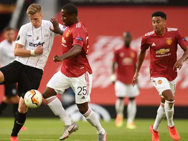 Striker Manchester United, Odion Ighalo, berebut bola dengan bek LASK, Philipp Wiesinger, pada laga leg kedua 16 besar Liga Europa 2019/2020 di Old Trafford, Kamis (6/8/2020) dini hari WIB. Manchester United menang agregat 7-1 atas LASK. (AFP/Oli Scarff)