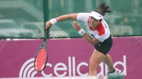 Petenis tunggal putri Indonesia, Aldila Sutjiadi saat tampil menghadapi Thailand pada laga final nomor beregu putri cabor tenis SEA Games 2023 di Morodok Techo Stadium, Phnom Penh, Kamboja, Selasa (9/5/2023). (Bola.com/Abdul Aziz)