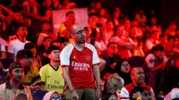 Fans tampak kecewa saat acara Roaring Night Arsenal vs Everton di Bulungan Theatre Building, Jakarta, Minggu (19/5/2024). The Gunners kembali gagal menjuarai Liga Inggris. (Bola.com/M Iqbal Ichsan)