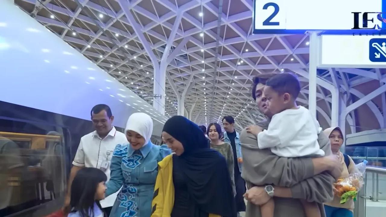 Potret kebersamaan Lesti Kejora bersama keluarga saat naik kereta cepat langsung mencuri perhatian netizen.<br>
