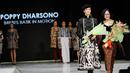 Poppy Dharsono terlihat berjalan diatas catwalk bersama dengan seorang model cantik di Jakarta Fashion dan Food Festival. Senin (19/5/2014) (Liputan6.com/Faizal Fanani)
