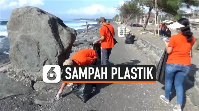 Puluhan relawan di Gianyar, Bali, turun ke Pantai Masceti untuk membersihkan pesisir pantai terutama dari sampah plastik.