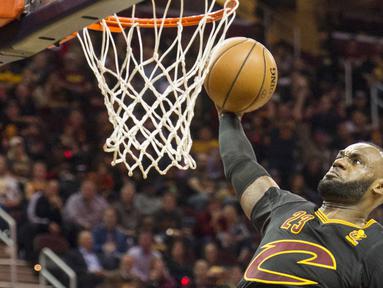 Aksi bintang Cleveland Cavaliers, LeBron James saat melakukan dunks melawan New York Knicks pada laga perdana NBA basketball game 2016-2017  di Cleveland, Rabu (26/10/2016) WIB. (AP/Phil Long)
