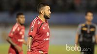 Pemain Semen Padang, Marcel Sacramento pada laga Piala Presiden 2017. (Bola.com/Nicklas Hanoatubun)