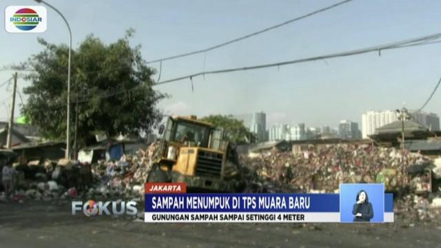 Sampah di TPS Muara Baru menggunung 4 meter lantaran proses pengangkutan sampah di TPST Bantar Gebang terhambat.