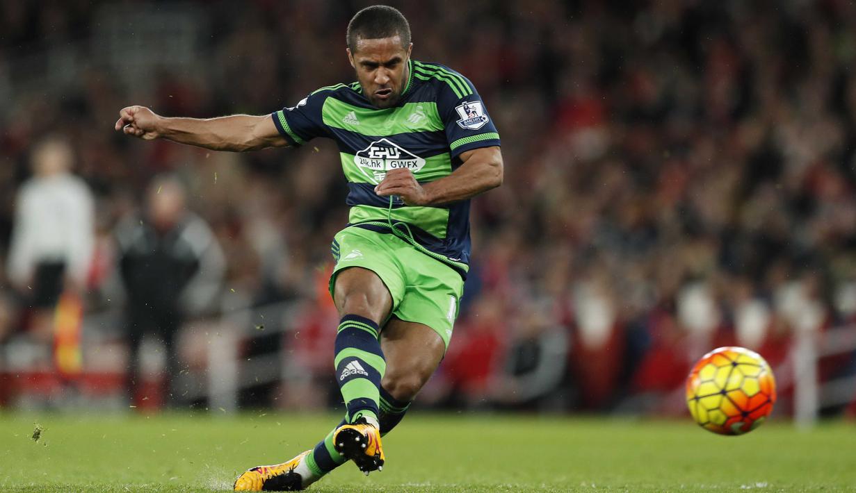 Pemain Swansea City, Wayne Routledge mencetak satu gol saat timnya melawan Arsenal  pada lanjutan Liga Inggris di Stadion Emirates, Kamis (3/3/2016). (Reuters /  John Sibley)