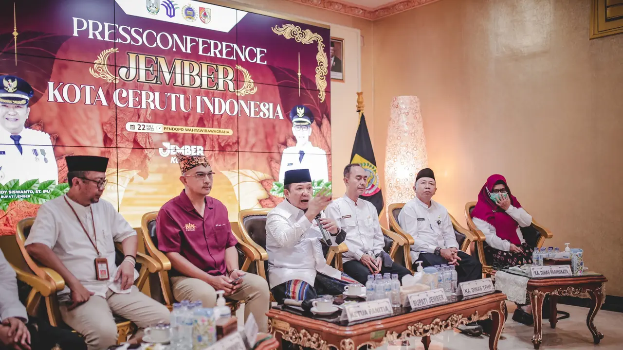 Bupati Jember Hendy Siswanto (Tengah) memberikan penjelasan terkait akan diselenggarakannya Festival Jember Kota Cerutu Indonesia (Istimewa)