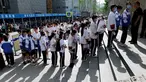 Siswa berbaris untuk masuk sekolah pada hari pertama ujian masuk perguruan tinggi nasional yang dikenal sebagai gaokao di Beijing, China, Rabu (7/6/2023). (WANG Zhao/AFP)