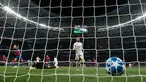Kiper Real Madrid, Keylor Navas gagal menghentikan tendangan pemain CSKA Moscow, Nikola Vlasic dalam laga Grup G Liga Champions di Stadion Luzhniki, Moskow, Rusia, Selasa (2/10). CSKA Moscow menang 1-0 atas Real Madrid. (AP Photo/Alexander Zemlianichenko)