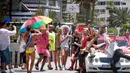 Para peserta parade berfoto bersama saat mengikuti International Carnaval of Maspalomas, Spanyol, Sabtu (24/05/2014) (AFP PHOTO/MARTIN DESIREE)