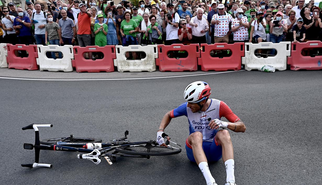 Pembalap Tim Groupama-FDJ Jacopo, Guarnieri sedang duduk di jalan setelah jatuh pada etape ke-6 balap sepeda Tour de France 2021 yang menempuh jarak 160 km, dari Tours menuju Chateauroux, pada 01 Juli 2021. (AFP/Philippe Lopez)