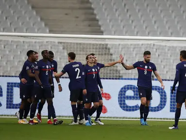 Penyerang Prancis, Olivier Giroud (kedua kanan) berselebrasi dengan rekan-rekannya usai mencetak gol ke gawang Swedia pada pertandingan UEFA Nations League di stadion Stade de France di Saint-Denis, Paris (17/11/2020). Giroud mencetak dua gol dan Prancis menang 4-2. (AP Photo/Francois Mori)