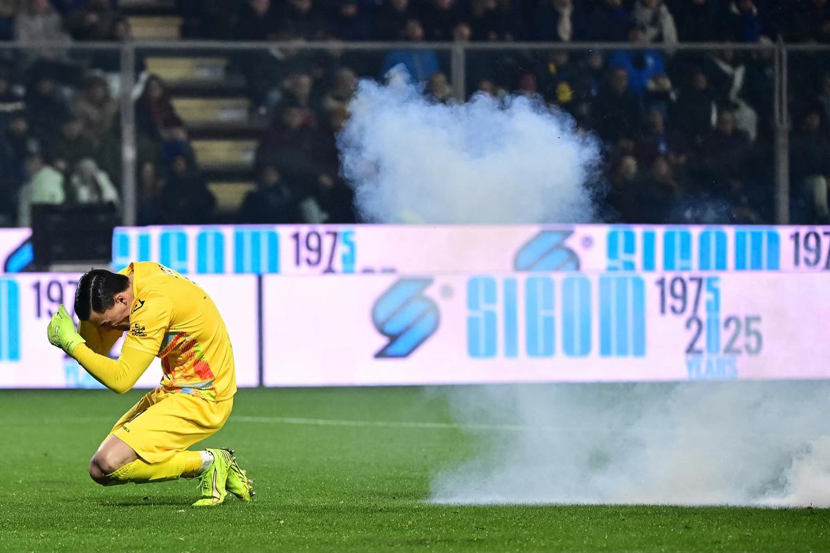 FOTO: Kiper Timnas Indonesia Emil Audero Jadi Korban Insiden Flare di Laga Cremonese Kontra Inter Milan