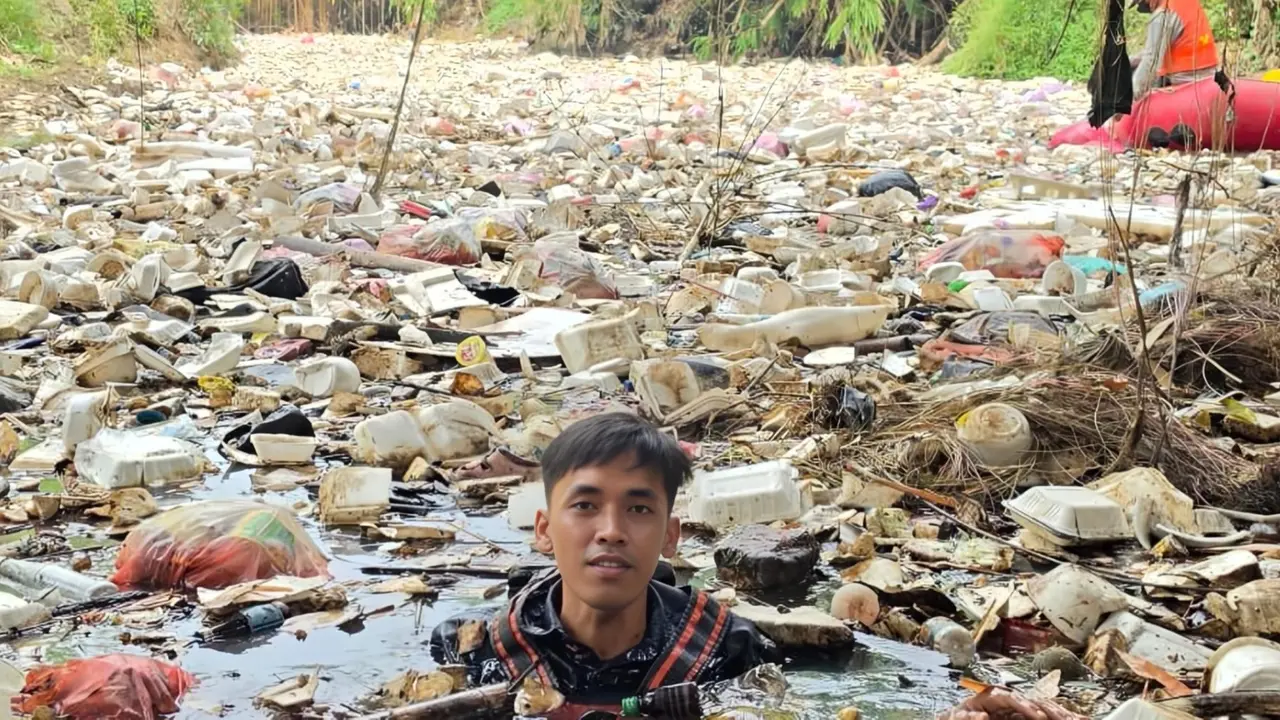 Sungai Bersejarah di Banten Dipenuhi Sampah Rumah Tangga