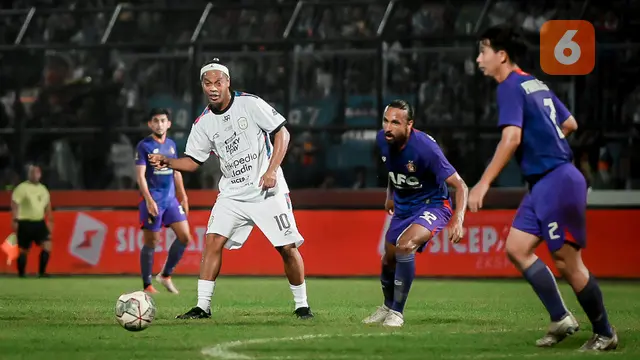 Foto: Diperkuat Ronaldinho, RANS Nusantara FC Tumbang dari Persik Kediri Pada Ajang Trofeo Meet the Star