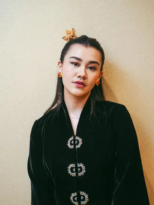 Kebaya yang dipilihnya memiliki detail manis berupa bordir emas di bagian tengah zip. [Foto: Instagram/aaliyah.massaid]