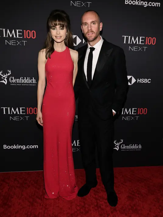<p>Lily Collins dan Charlie McDowell menghadiri Time100 Next di New York City, Amerika Serikat, 25 Oktober 2022. Seperti Lily Collins, McDowell juga tampil berkelas dalam setelan jas hitam dan dasi saat menghabiskan waktu bersama istrinya. (Jamie McCarthy/Getty Images/AFP)</p>