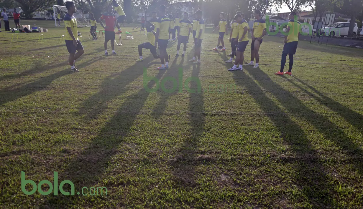 Para pemain Penang FA tengah berlatih di Lapangan USM, Penang, Malaysia, Minggu (31/01/2016). (Bola.com/Nicklas Hanoatubun)
