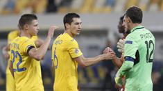 Pemain Ukraina merayakan kemenangan atas Swiss pada laga Nations League di Stadion Arena Lviv, Jumat (4/9/2020) dini hari WIB. Ukraina menang 2-1 atas Swiss. (AFP/Anatolii Stepanov)