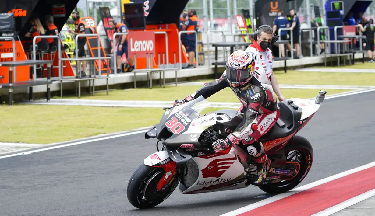 Pembalap LCR Honda IDEMITSU asal Jepang Takaaki Nakagami mengendarai sepeda motornya dari garasi saat latihan bebas pertama di Pertamina Mandalika International Street Circuit, Mandalika, Lombok Tengah, Nusa Tenggara Barat, Jumat (18/3/2022). (AP Photo/Achmad Ibrahim)