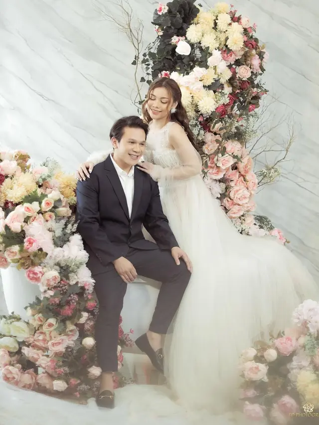 Gaya pemotretan Jordi Onsu dan Frislly Herlind yang makin mesra. (Sumber: Instagram/fdphotography90)