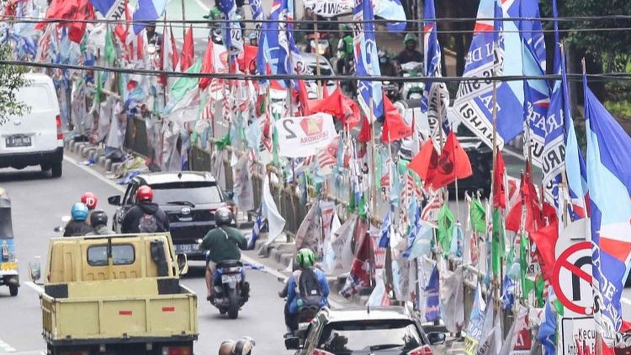 Alat peraga kampanye yang mendominasi itu terdiri dari bendera, poster hingga yang berukuran besar seperti spanduk dan baliho dipasang di titik yang dianggap strategis.<br>Foto liputan6.com / Herman Zakharia<br>