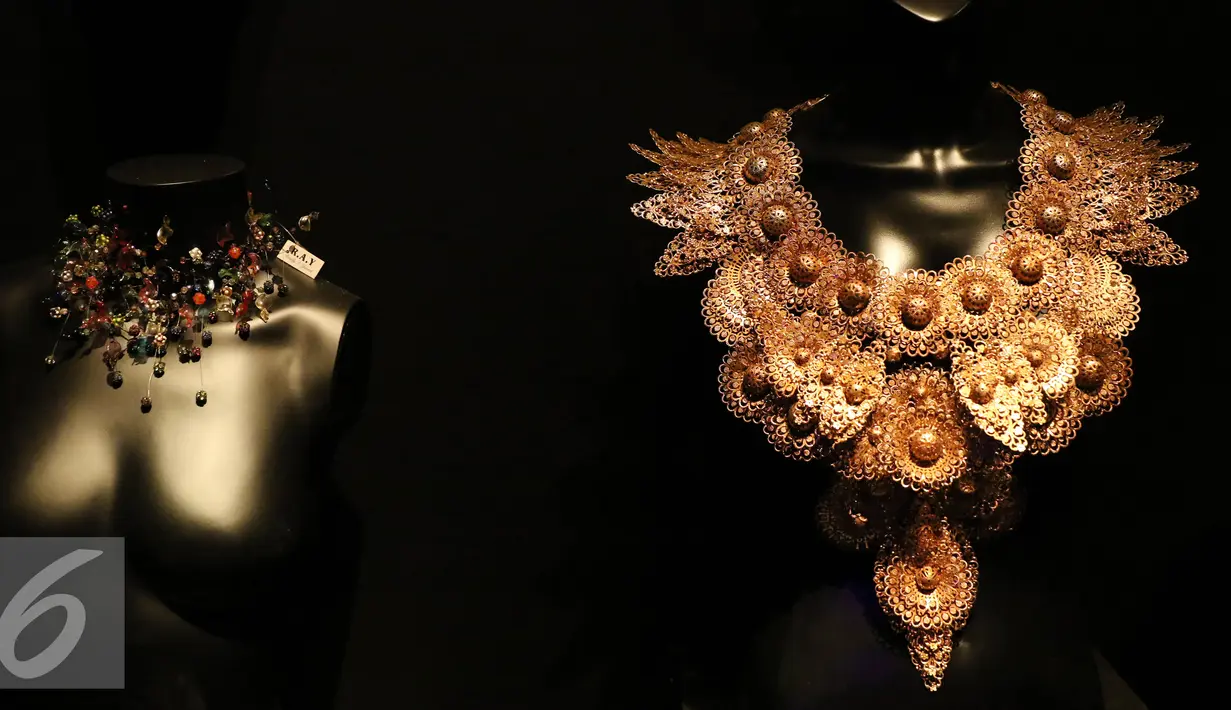 Hasil karya perjalanan karier Rinaldy A. Yunardi di  Pop Up Gallery Senayan City, Jakarta (15/4). Fashion Nation tahun ini sekaligus merayakan 20 tahun perjalanan karier Rinaldy A Yunardi dalam industri fesyen Indonesia. (Liputan6.com/Herman Zakharia)