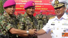Citizen6, Surabaya: Dalam kesempatan itu, Komandan Pasmar-1 mengucapkan selamat kepada Letkol Mar Dodi Mugiat atas jabatan yang baru sebagai Komandan Batalyon Marinir Pertahanan Pangkalan V Surabaya. (Pengirim: Budi Abdillah)