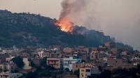 Kebakaran hutan yang bergerak menuju desa Agios Georgios di pulau Chios, Yunani, pada 23 Juni 2025. (Dimitris Tosidis / AFP)