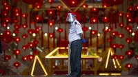 Seorang petugas keamanan mengenakan masker dan pelindung wajah saat berjaga di pintu masuk pusat perbelanjaan di Kuala Lumpur, Malaysia, Kamis (14/1/2021). Otoritas Malaysia memperketat pembatasan pergerakan untuk mencoba menghentikan penyebaran virus corona COVID-19. (AP Photo/Vincent Thian)