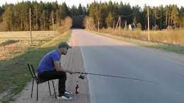 6 Tingkah Orang Mancing di Tengah Jalan Ini Absurd, Kocak