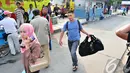 Sejumlah pemudik mulai berdatangan di Terminal Bus Pulogadung, Jakarta, Jumat (1/8/14). (Liputan6.com/Faizal Fanani)