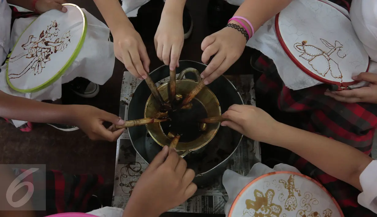 Murid  SD Tarakanita 2 belajar proses membuat batik di Museum Tekstil, Jakarta,  Jumat (2/10/2015). Peringatan hari batik tersebut menjadi pembelajar sejak dini bagi siwa sisiwi tersebut untuk belajar membatik. (Liputan6.com/Angga Yuniar)