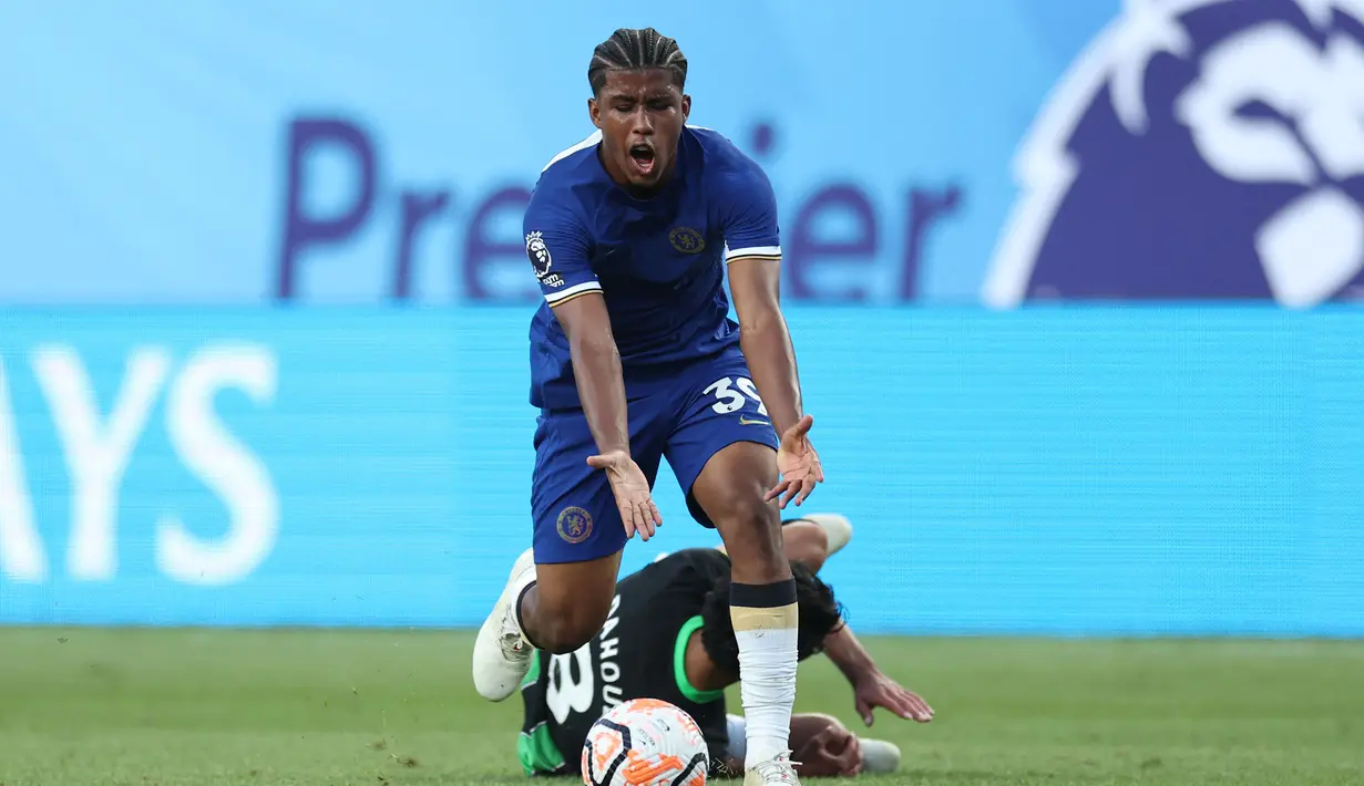 Gelandang Timnas U-23 Brasil yang baru berusia 19 tahun milik Chelsea, Andrey Santos harus rela dipinjamkan ke Strasbourg hingga akhir musim 2023/2204. Kekurangan menit bermain menjadi pemicu sang pemain hijrah meninggalkan Stamford Bridge. Total ia baru mengemas dua penampilan di semua kompesisi bersama klub asuhan Maurichio Pochettino. (AFP/Getty Images/Tim Nwachukwu