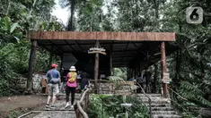 Pengunjung antre dengan berjaga jarak saat membeli tiket masuk wisata Jembatan Gantung (Suspension Bridge) Situ Gunung, Sukabumi, Jawa Barat, Minggu (20/9/2020).  Jumlah wisatawan yang berkunjung ke Jembatan Gantung terpanjang se-Asia Tenggara tersebut menurun drastis. (merdeka.com/Iqbal S. Nugroho)