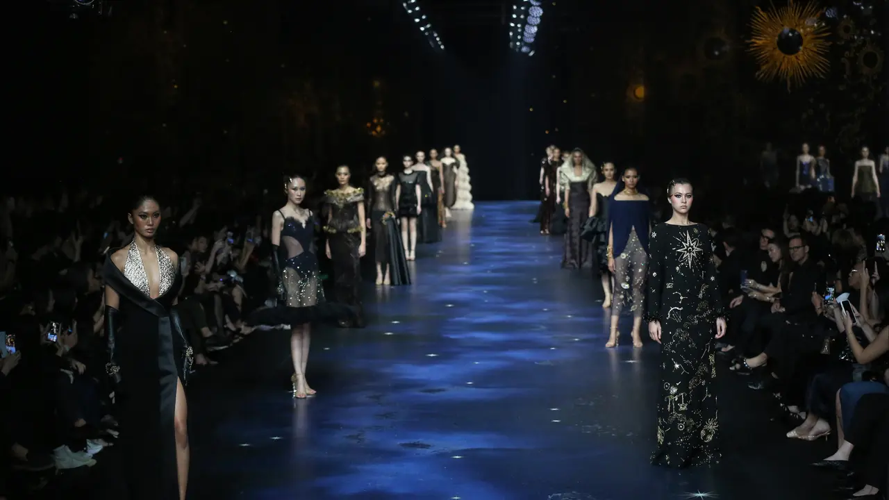 The Sign, Semesta Fashion Diwarnai Sebastian Gunawan dengan Suguhan Magis Dunia Astrologi