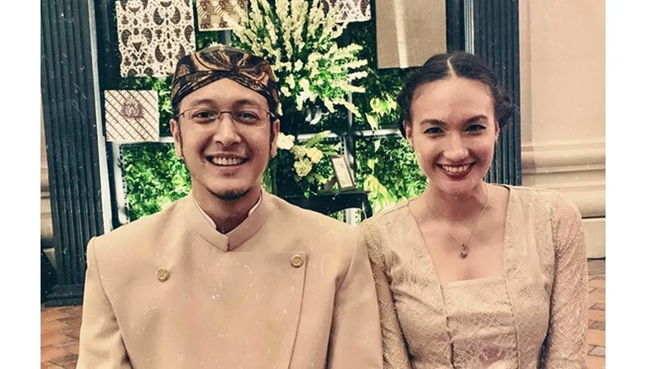 Dikabarkan Hamil, Ini 6 Potret Mesra Nadine Chandrawinata dan Dimas Anggara