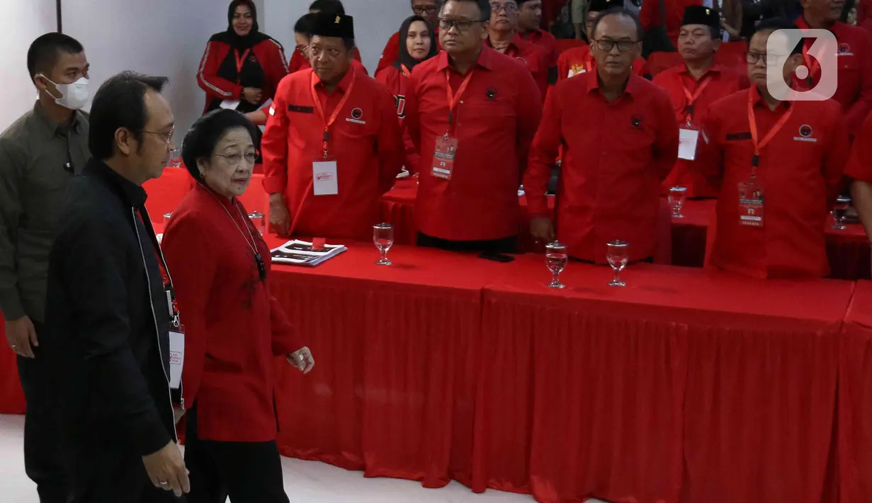 Hadir secara langsung Ketua Umum DPP PDIP Megawati Soekarnoputri, kemudian Sekretaris Jenderal DPP PDIP Hasto Kristiyanto dan Ketua DPP PDIP Prananda Prabowo. (Liputan6.com/Herman Zakharia)