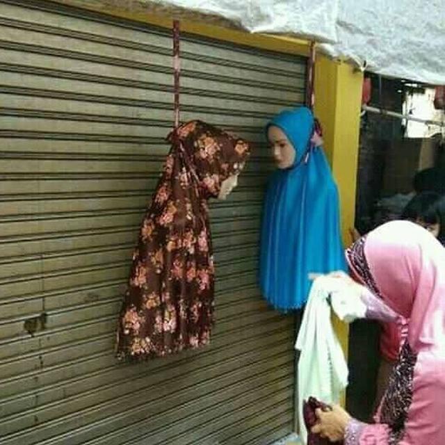 6 Potret Manekin Digantung Ini Bikin Kaget, Bak Patung Selamat Datang