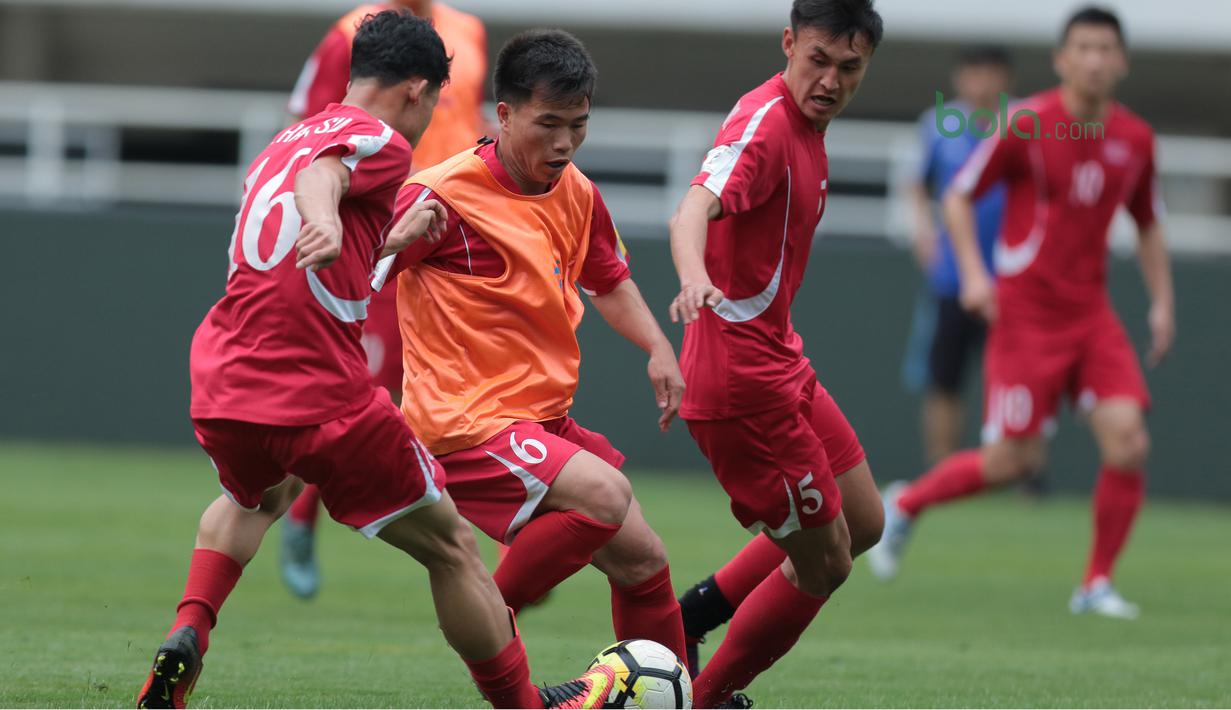 Para pemain Korea Utara  berebut bola pada sesi uji coba lapangan di Stadion Pakansari, Bogor, (26/4/2018). Korea Utara akan mengikuti ajang PSSI Anniversarry Cup 2018. (Bola.com/Nick Hanoatubun)